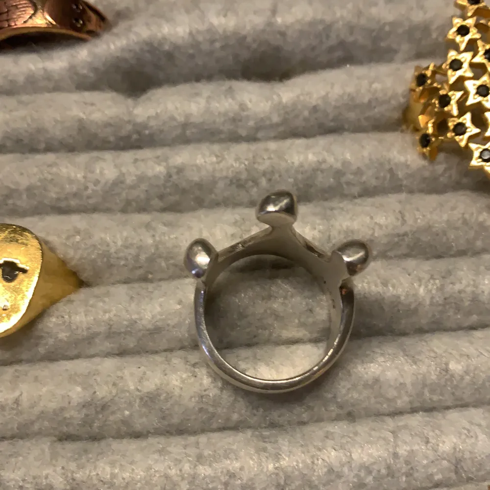 Sjukt fin ring i form av en krona. Den har en diameter på 16-17mm och köpt på en silver smed här i Stockholm. Köpt för ca 800kr!. Accessoarer.