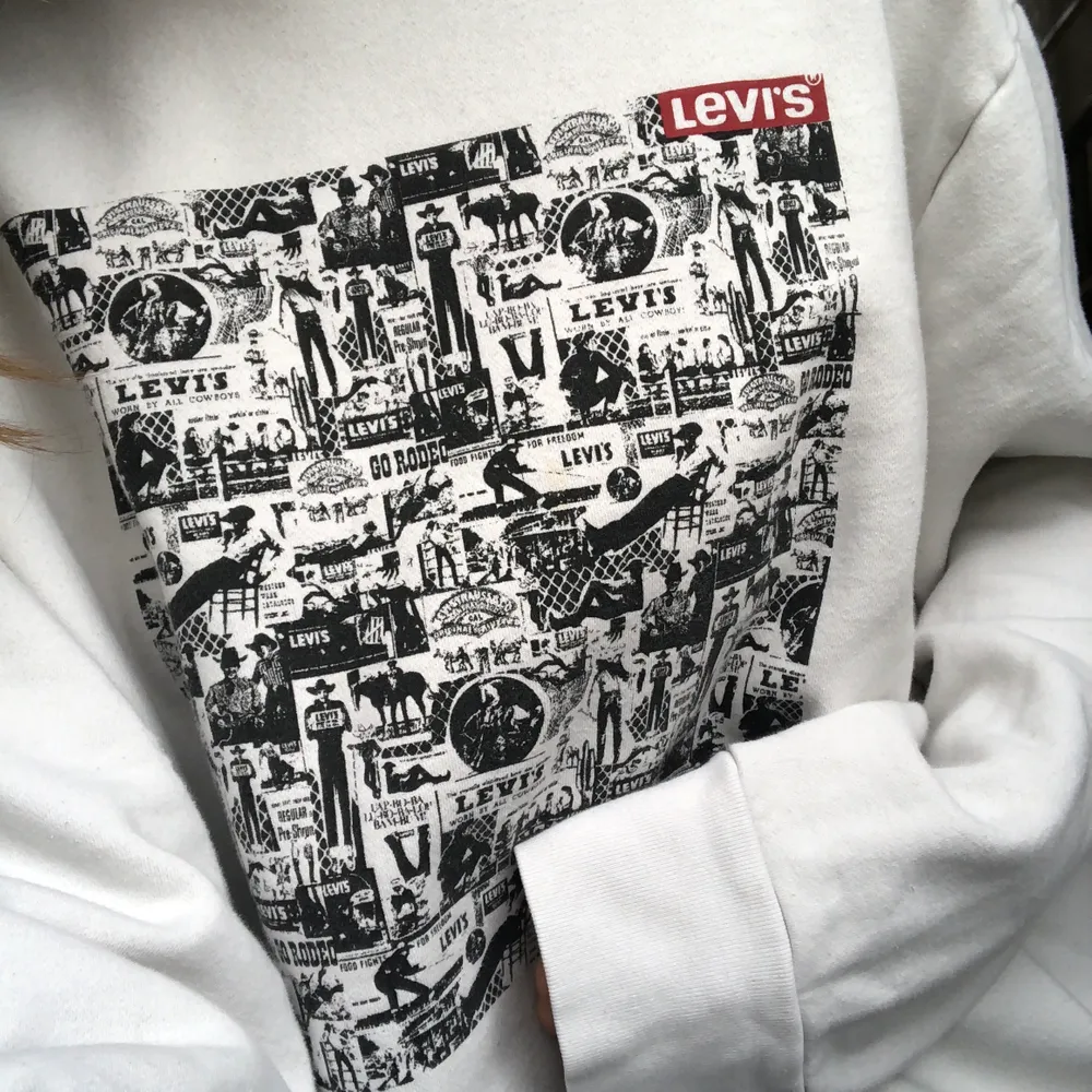 Äkta Levis sweatshirt limited edition köpt i USA, californien❤️ Väldigt oversized och jättemysig! . Hoodies.