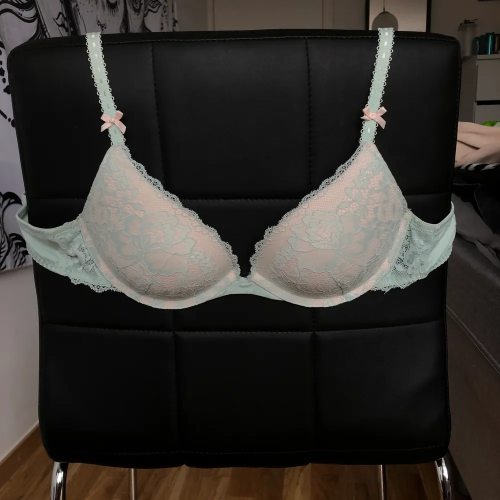 En superfin push up BH i spets med rosetter från hunkemöller i 75B. Jag har endast testat den en gång, och såg då att storleken inte passade. Så himla synd för den är verkligen jättefin :( Pris går att diskutera♥️. Övrigt.