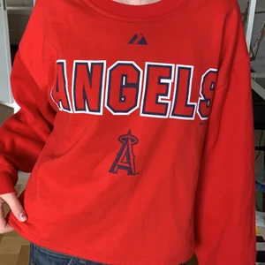 angels collagetröja - säljer min assnygga collegetröja! Köpte den på beyond retro, men fick ingen användning för den eftersom den var lite för liten. Det står stl L men den passar personer som har xs. inga tecken på användning😌