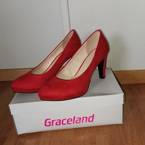 Graceland klackar  - Graceland klackar, inköpta på deichmann. Enbart använda tre gånger vid korta stunder. Storlek 39 men passar en 40 också. Inköpta för 299 kr. Frakt tillkommer. Vid budgivning buda 10 kr mer. 