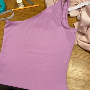 Tröja  - En one shulder top ifrån nakd i lila säljes, perfekt till sommaren! Knappt använd