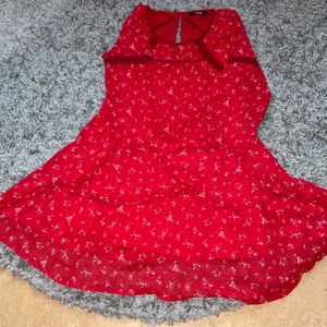 Röd sommarklänning  - Superfin Blommig sommarklänning från Bikbok🥀