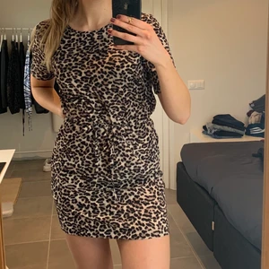 Leopardklänning - Söt klänning i nyskick, använd endast en gång. Sann i storleken. 