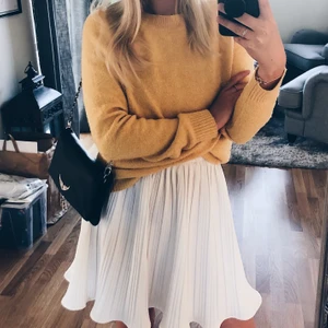 Kirsten pleated skirt GINA TRICOT stl 36 - Använd endast en gång. Normal i storlek. Kirsten pleated skirt. Resår i midjan 