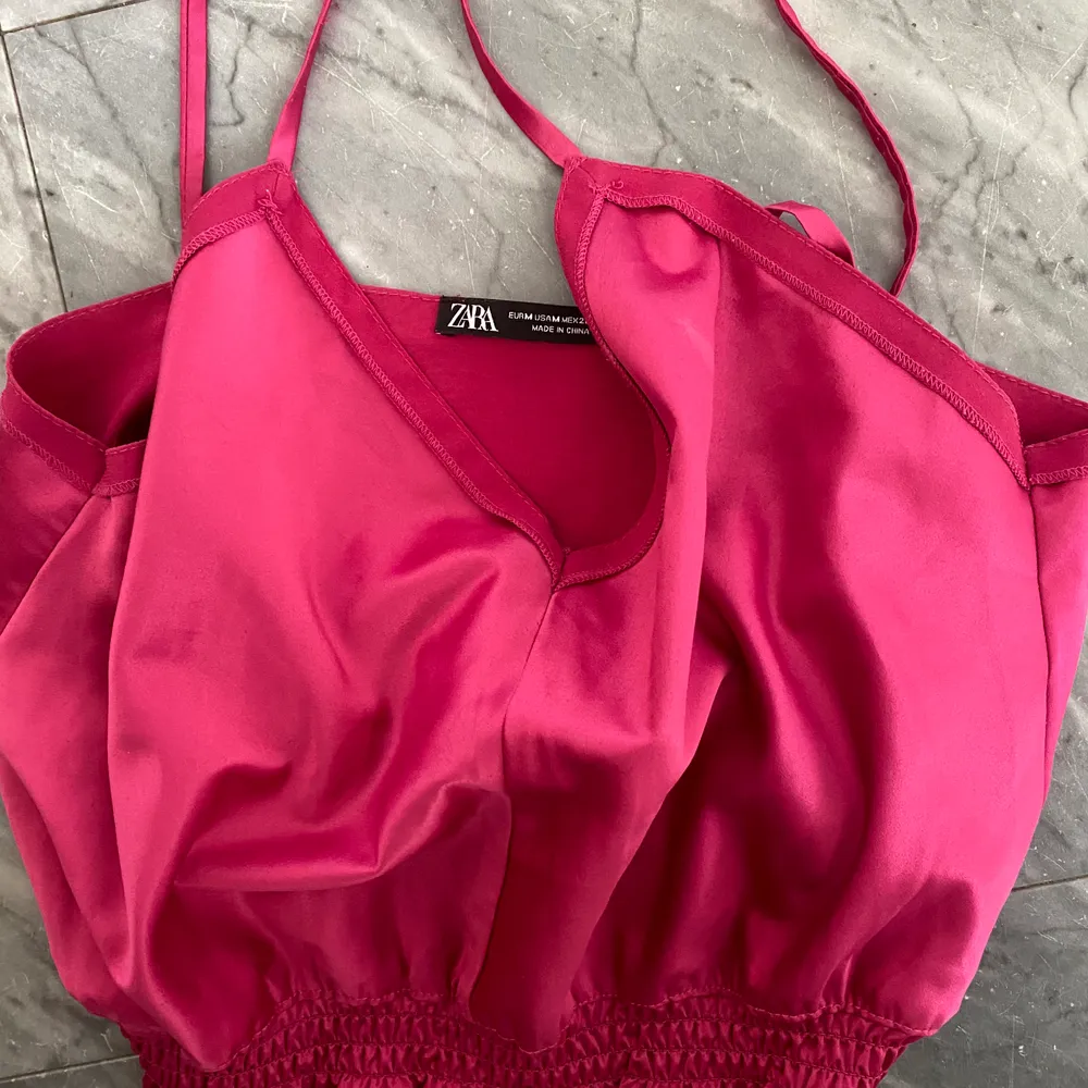 Galet fint linne från Zara i en så fin rosa färg som funkar i sommar, till fest eller bara med en kofta över! Strlk M men funkar även för xs och s. 🍓🍸 . Toppar.