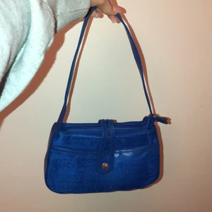 Blå väska  - Blå jättefin Axelväska! Köpt här på Plick men säljer då den inte kommer till användning. Skriv privat för fler bilder