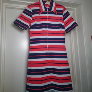 Vintageklänning - Fantastisk vintageklänning med typisk 70-talskrage. Dragkedja fram. Storleken passar bra på 36/38, tar mått om du behöver🌻