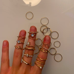Ringar - Sprillans nya ringar! 30 st ringar som är från uropenn,glitter & hm. Använder helt enkelt inte ringar och känns tråkigt att de inte används😩 Skulle gissa att jag lagt ca 250kr för alla men är ej säker då de är från olika märken. Kan skicka fler bilder🥰💕