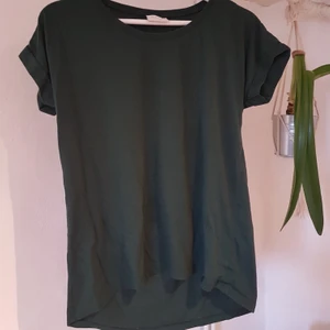 Basic t-shirt - Basic dark green t-shirt from Vila. Slightly worn but nothing wrong with it.