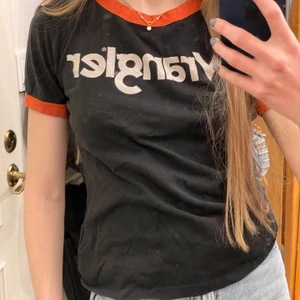 Svart t-shirt med orange detaljer - Fin svart Wrangler t-shirt med en orange krage & orange detalj runt armarna🧡🧡
