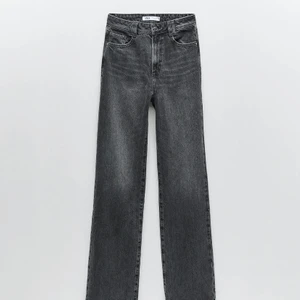 Raka långa zara jeans - Säljer dessa supersnygga trendiga jeans från zara som tyvärr inte kommer till användning längre , skriv privat för fler frågor och bilder. Säljer för 150kr + frakt men går att förhandla💓💓