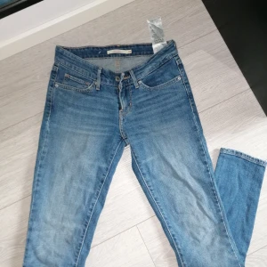 Levis 711 Skinny - Jätte fina jeans jag säljer då jag växt ur dem och ej använt dem på länge. Fint skick, storlek 24 så vill påstå att de passar en xs. 