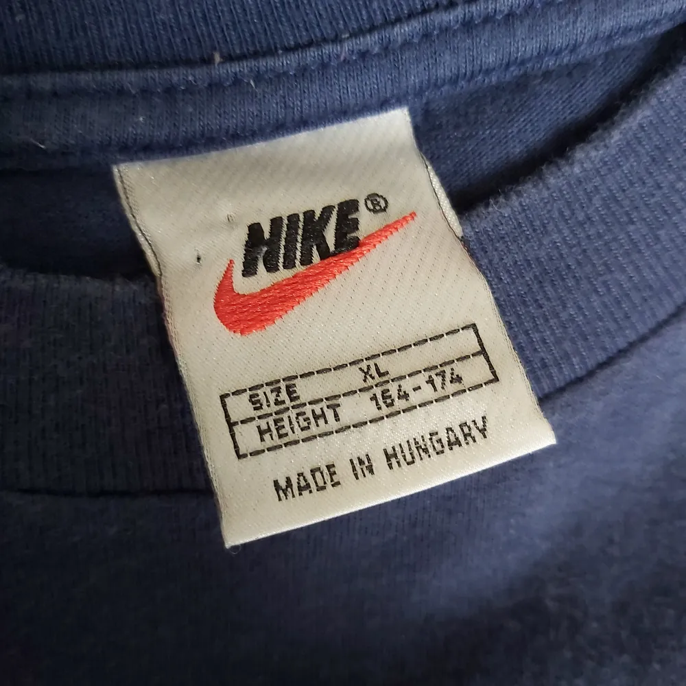 Skön tshirt från Nike. Är i storlek XL barn men passar upp till en dam medium. Fri frakt. T-shirts.