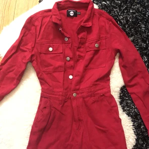 Boohoo röd denim dress  - Snygg röd denim dress från boohoo, aldrig använd, lite pösig men ändå tajt! 