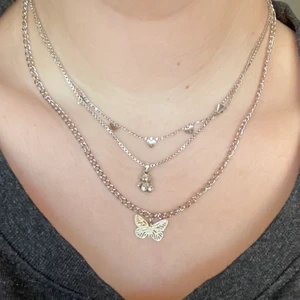Halsband med fjäril - Halsband med fjäril, inte äkta silver. Frakt på 12kr tillkommer. 💗