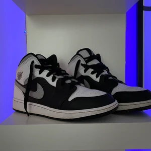Jordan 1s mid withe shadow - Säljer mina superfina äkta Jordan 1s withe shadow i strl 38. Sparsamt andvända så dem är i ett väldigt fint skick! Bud börjar på 1900kr. Fler bilder kan skickas☺️