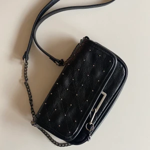 Liten svart Zara väska - Hej! Säljer en jätte fin liten svart zara väska. Jätte fint skick. Perfekt storlek på en liten väska😍😍