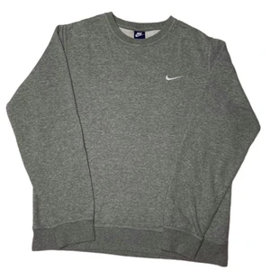 Nike Sweatshirt - Grå sweatshirt från Nike. Skicket är 10/10 finns inga märken och känns som ny. Vintage look som passar det mesta! Storlek är S
