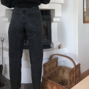 Weekday Jeans - Säljer dessa jättefina Weekday jeans! Helt fria från fläckar och skador och har knappt använt de. Storleken är 28/28 och i färgen Echo Black. De är ankellängd på mig som är 170. Nypris 500kr men säljer dessa för 175kr + frakt ❤️ 