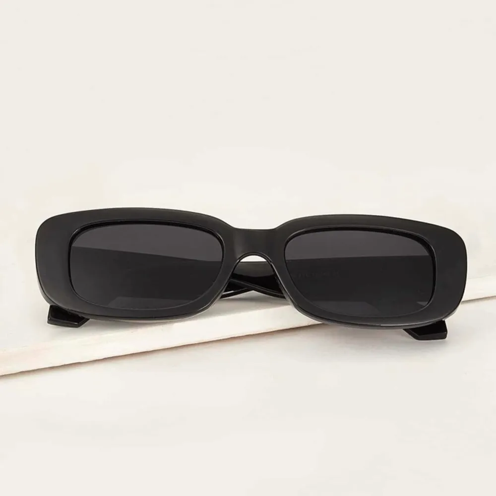 Svarta super trendiga solglasögon. Kopia på dem som kendall jenner är känd för att använda!. Accessoarer.
