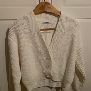 Vit kofta - Vit kofta i från chiquelle, andvänd 1 gång så är i väldigt bra skick. Är i one size men skulle säga mer som en S till M