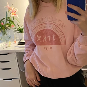 Sweatshirt från Ginatricot  - Hej! Nu säljer jag min fina sweatshirt gör 150 kr inkl frakt. Den är instormande xs.