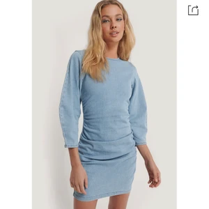 OANVÄND Jenasklänning! Strl 36 - Prislapp kvar! Aldrig använd super fint figursydd jeans klänning från NAKD! Köpt för minst 450 säljs för 250
