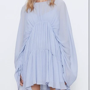 Zara klänning  - Använd en gång för att ta bilder, tror till och me att prislappen är kvar. Önskar ni fler bilder så skickar jag givetvis 