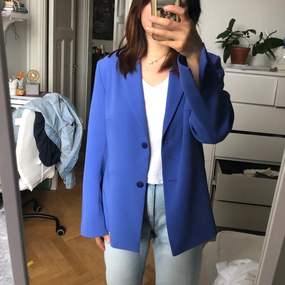 Snygg lite oversized blazer i cool färg. Kan mötas/frakta. Fraktkostnad tillkommer. . Kostymer.