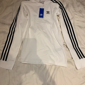 Adidas tröja  - Adidas tröja i st XS. Tröjan är helt oanvänd & prislappen sitter kvar. Pris 200kr. Kunden står för frakten 