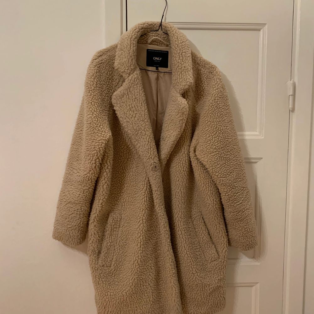Perfekt till våren! Ljus härlig men fortfarande värmande jacka. Säljer då den inte används tillräckligt. Strl L men har själv vanligen S och den är lite oversize på mig. Passar bra om en vill ha en hoodie under exempelvis. Kolla gärna in mina andra kläder. Om du köper fler kan du få reducerat pris. Skickas mot ersättning eller hämtas på Kungsholmen.. Jackor.
