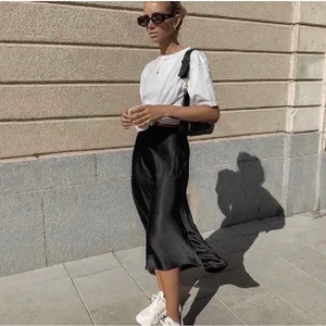 Satinkjol - Säljer denna svarta satinkjol som passar perfekt inför sommarn. Den har en liten slits på höger sida och är sparsamt använd men lite nopprig. Om många är intresserade så blir det budgivning 💓