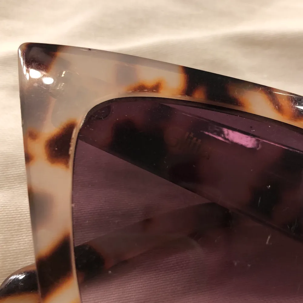 Coola glasögon med mörkt glas i en lila ton. Använda men inga repor eller skador! . Accessoarer.