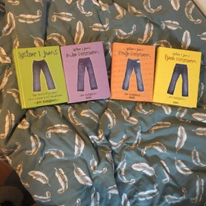 4 böcker i ordning från serien Systrar i Jeans  - Alla böcker är i bra skick. Fyra böcker i ordning från 1-4. Säljer alla fyra för 150 kr eller 50kr st. Pris kan diskuteras. Frakten varierar beorende på hur många böcker som köps.