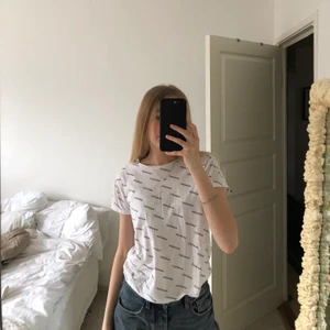 Mango T-shirt  - En vit t-shirt från mango med svart text där det står ”mango”💛💛