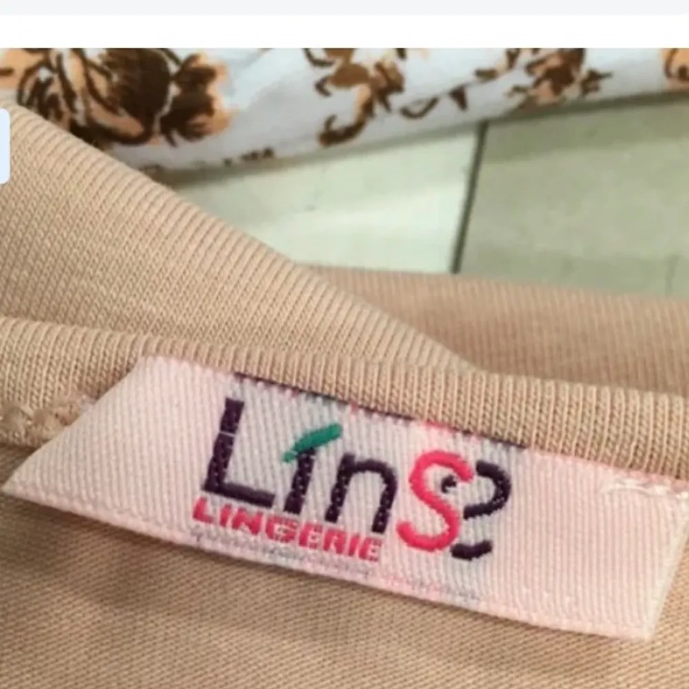NYTT och fortfarande i originalförpackningen, helt oanvänt. Linne och shorts från Linse Lingerie storlek M. Milda färger: beige, vit och rosa med små blommor på shortsen. 93%bomull 7%elastan.. Shorts.