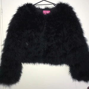 Äkta fjäderjacka - En svart äkta fjäderjacka, sparsamt använd. Säljer för 200kr eller högsta budande 🎉