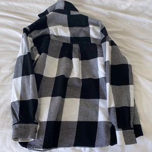 Gina tricot , Rutig jacka - Använd 2 gånger, skön att ha på sommaren samt väldigt bekväm ❤️