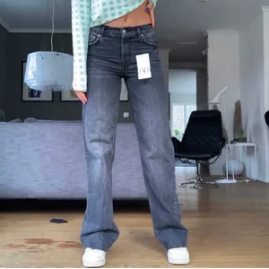 Zara jeans - Zara jeans i storlek 36, helt ny och oanvänd , prislapp sitter kvar. Så populära och helt slut på hemsidan. Kontakta mig för flera bilder. Budgivning börjar från 270, eller köpa direkt för 350kr. Första till kvarn 😊 kolla min profil 💞