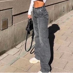 Jeans - Säljer dessa skit snygga jeans som är använda kanske 4-5 gånger! Skriv för fler bilder! Jag har klippt dem efter min längd och därmed passar dem en kort person🥰 