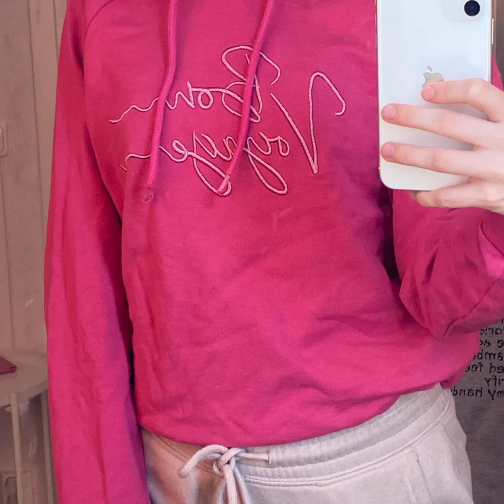 En rosa hoodie från Vero Moda med texten ”Bon Voyage” på. Köpt på Nelly.com <3 . Hoodies.