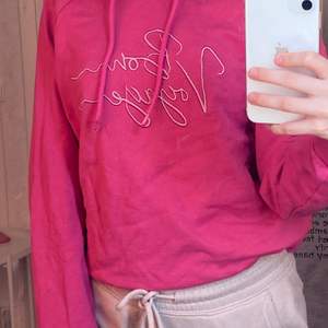 En rosa hoodie från Vero Moda med texten ”Bon Voyage” på. Köpt på Nelly.com <3 