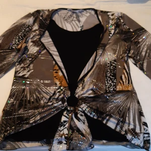 90s tröja - Jag säljer denna 90s tröjan hellt ny tvätad bra kvalite! Bara använd 1 gång💚