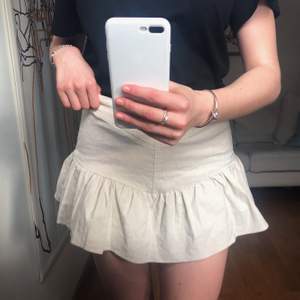 En beige kjol med shorts under från Zara. Kjolen är i linneblandat tyg och i storlek S💛 köparen står för frakten