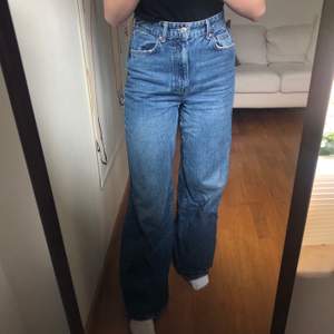 Säljer dessa mörkblåa wide leg jeans från Gina tricot i storlek 38💙 köparen står för frakten