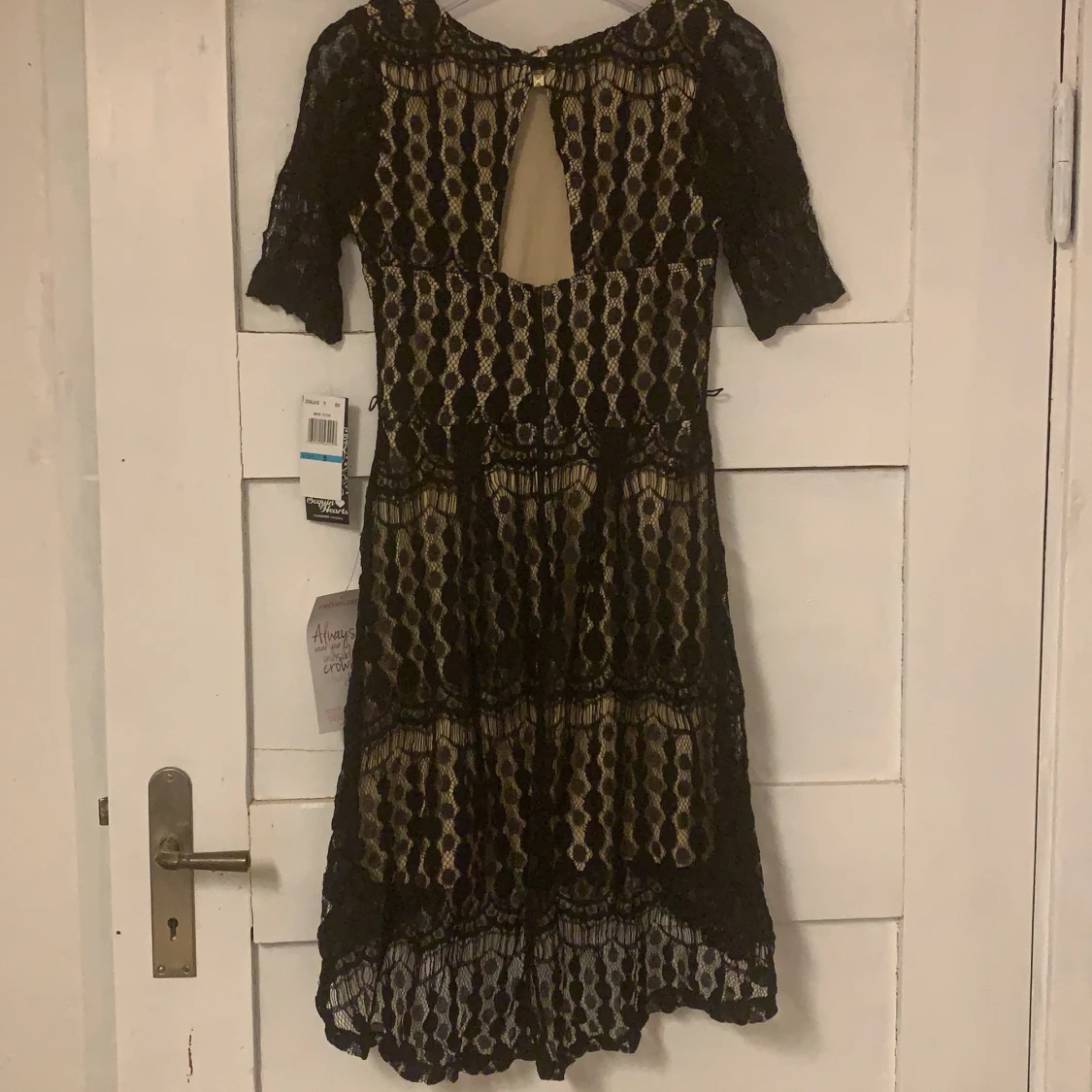 BEIGE KLÄNNING MED SVART SPETS STL 32-34 - 90