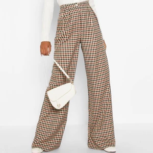 Rutiga kostymbyxor  - Trendiga rutiga kostymbyxor. Vida och långa, men går ju givetvis att sy upp.