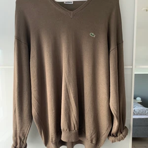 Tröja från Lacoste - Säljer denna populära modellen från Lacoste. Köpt på humana för någon månad sedan. Den är i storleken 8, vet inte riktigt vilken storlek det motsvarar💗 Skriv privat för fler bilder