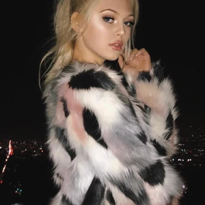 Pälsjacka  - Säljer en likadan jacka som på bilden. Passar Xxs och xs. Har fickor och går att knäppa ”osynligt”. Köpt för 1300+ säljs för 500 + frakt (tar emot bud vid snabbt köp) 🖤🤍 fler bilder går att få